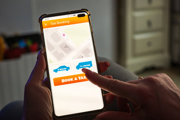 女性拇指手指在手机屏幕上的打车app按钮图片下载