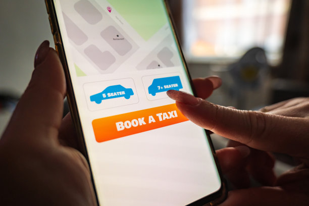 女性拇指手指在手机屏幕上的打车app按钮图片下载