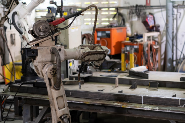 机械臂机器在工厂焊接金属。工厂自动化系统。没有人。技术和工业来自人工智能概念图片下载