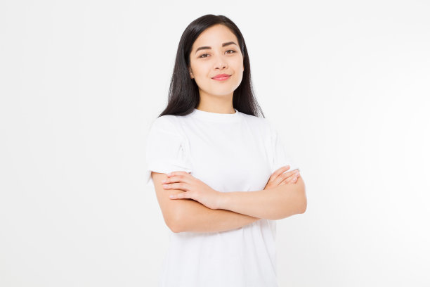 亚洲女孩孤立在白人背景。副本的空间。日本的年轻女子。模拟。夏季女人衣服空白模板白色t恤。图片下载