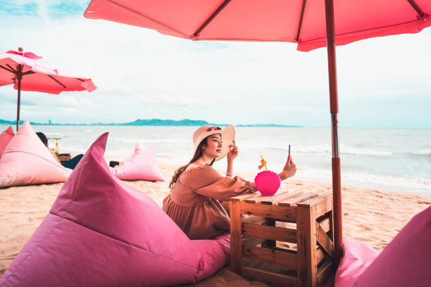 亚洲成年女性生活在社交媒体中。图片下载