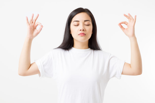 禅宗的迹象。平静的亚洲女孩在空白白色t恤孤立的模板背景。副本的空间。图片下载