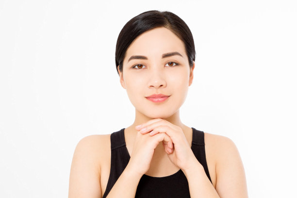 完美的亚洲女人微距脸和黑发清洁健康的头发孤立在白色的背景。副本的空间。护肤和化妆理念。图片下载