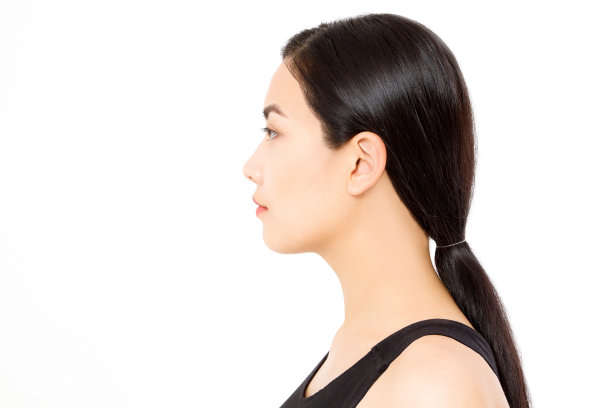 轮廓肖像的黑发亚洲女孩与长和闪亮的直女性头发孤立在白色的背景。女性皮肤护理和化妆。图片下载