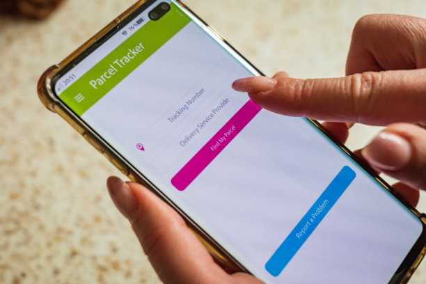 男性拇指手指在智能手机屏幕上的快递应用程序图片下载