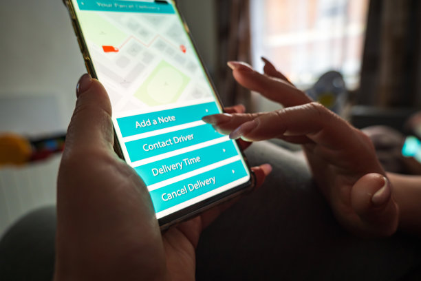 男性拇指手指在智能手机屏幕上的快递应用程序图片下载