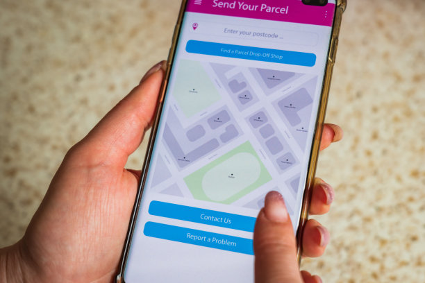 男性拇指手指在智能手机屏幕上的快递应用程序图片下载