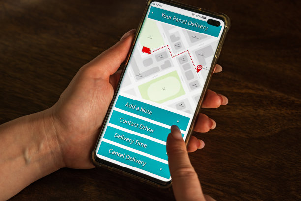 男性拇指手指在智能手机屏幕上的快递应用程序图片下载