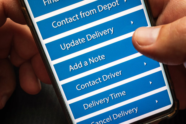 男性拇指手指在智能手机屏幕上的快递应用程序图片下载