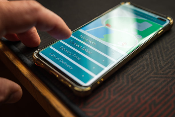 男性拇指手指在智能手机屏幕上的快递应用程序图片下载