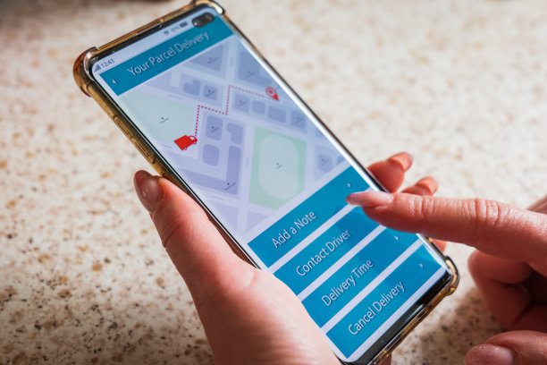 男性拇指手指在智能手机屏幕上的快递应用程序图片下载