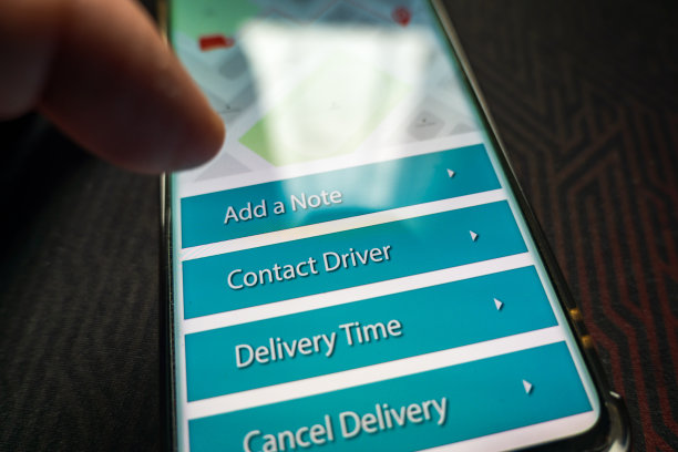 男性拇指手指在智能手机屏幕上的快递应用程序图片下载