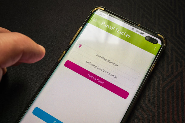 男性拇指手指在智能手机屏幕上的快递应用程序图片下载