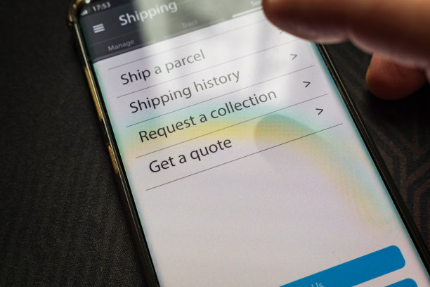 男性拇指手指在智能手机屏幕上的快递应用程序图片下载