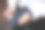 男人从钱包里拿出一张信用卡图片下载