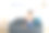 快活的非洲妇女坐在沙发上打开空调图片下载