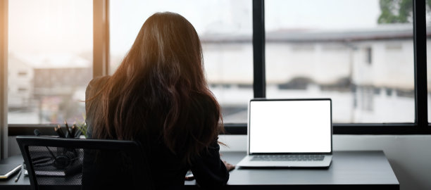 视频会议，在线会议视频电话，商务女性的肖像看着笔记本电脑屏幕工作或观看在工作场所的笔记本电脑上的网络研讨会。图片下载