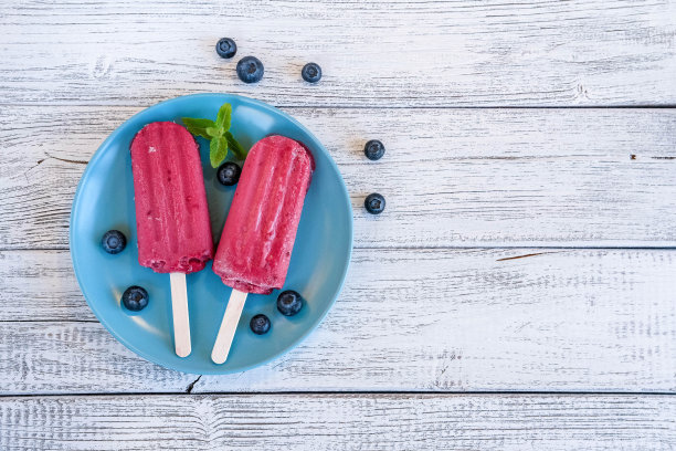 冰棒与浆果和薄荷叶在木制的背景。冰淇淋，俯视图图片下载