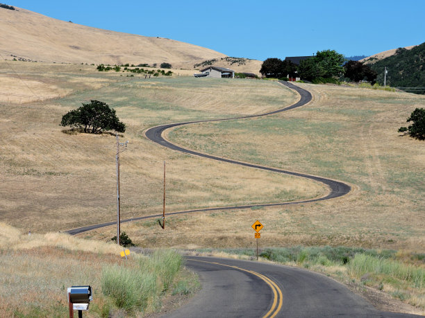 蜿蜒的乡间小路图片下载