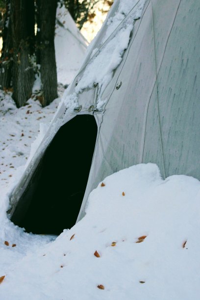 冬天的圆锥形帐篷图片下载