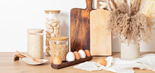 各种各样的谷物和意大利面在玻璃罐和木制厨房用具。“零浪费”的想法图片下载