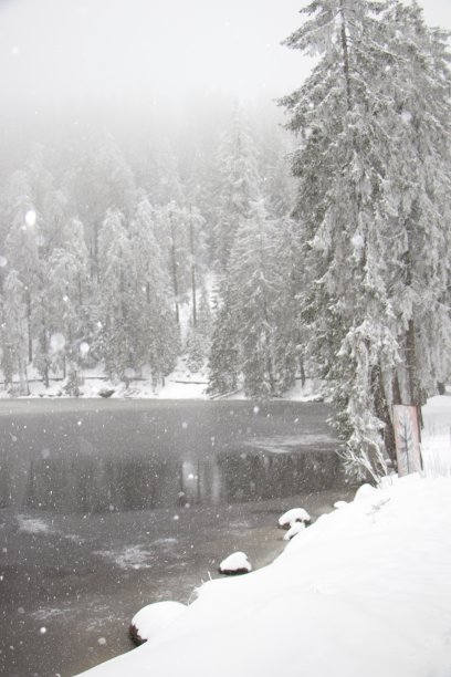 冬天的马梅尔湖图片下载