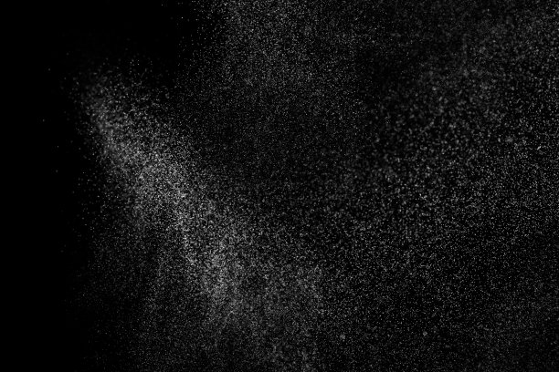 抽象的水溅在黑色的背景上。图片下载