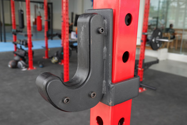 红色杆子上的坚固钢钩。用于支撑重量的杠铃。图片下载