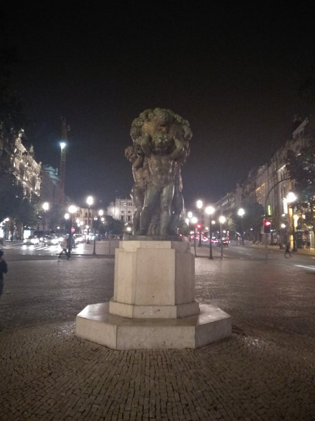 雕像在晚上图片下载