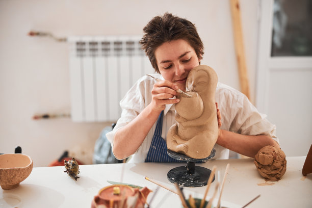 陶艺专家用手塑造陶罐的泥人图片下载