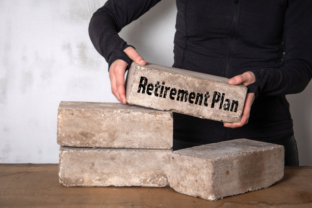 退休计划。一个妇女在一张木桌上堆了一堆砖图片下载