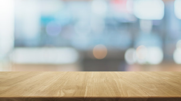 空的木头桌面和模糊的咖啡店和餐厅内部背景-可以用来展示或蒙太奇您的产品。图片下载