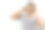 28岁的巴西人，双手拿着无线耳机，听着音乐，看着地平线。图片下载