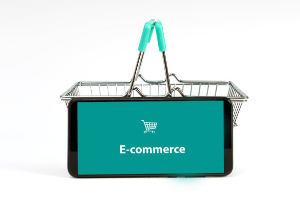 智能手机和小购物篮孤立在白色背景下，网上购物的概念图片下载