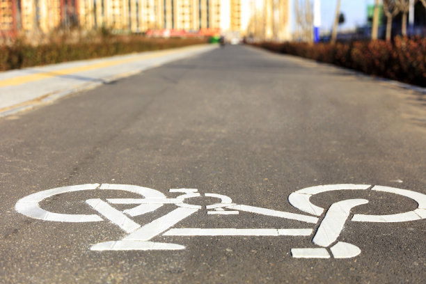 沥青路面上的自行车标志图片下载