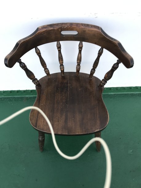 船上阳台的古董椅图片下载