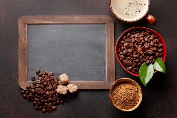 烘烤过的咖啡豆，磨碎的粉末和杯子图片下载