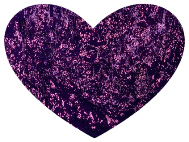 紫色晶莹的海水心孤立在白色的背景上。波光粼粼的水面荡漾在浪漫的心间。图片下载