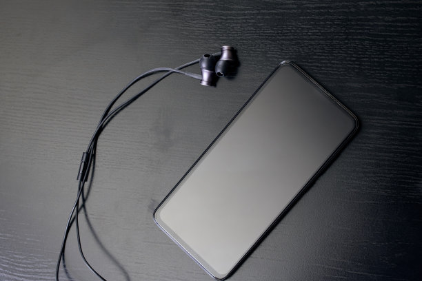 木桌上放着耳机和电话图片下载