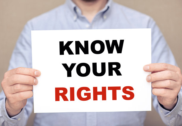 一个商人拿着白纸，上面写着“了解你的权利”图片下载