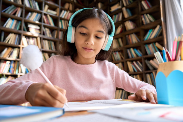 印度女学生在线学习主题可爱插画图片下载