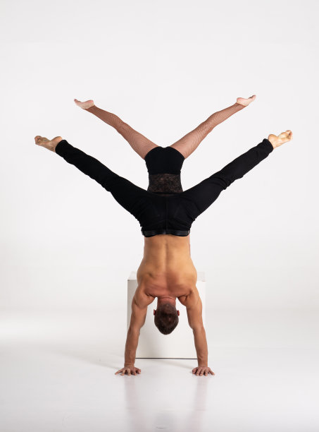 身材好的男人和女人在白色背景上单独练习倒立。力量和动力图片下载