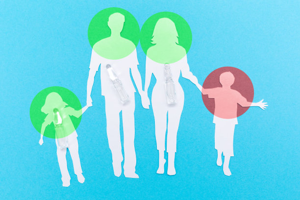 一个健康家庭的剪影，剪纸和安瓿在蓝色的背景。未接种疫苗者感染病毒的风险。平的。疫苗接种的概念图片下载