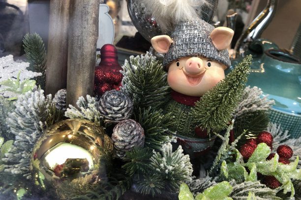 圣诞树玩具装饰品中的微笑猪。2019年是中国农历猪年图片下载
