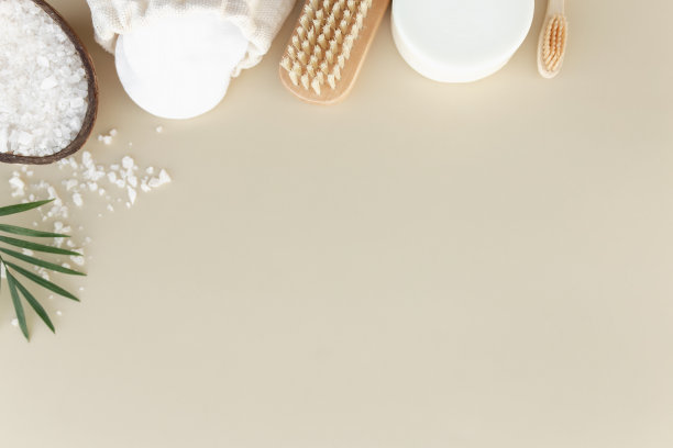 沐浴用品平铺在米色背景上。天然身体护理理念图片下载