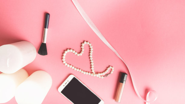 购物与时尚概念。装饰性化妆品和化妆刷上粉色背景，俯视图图片下载