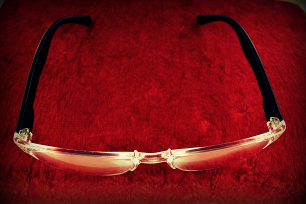 红色背景下的视觉眼镜图片下载