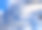现代玻璃摩天大楼的观点。在玻璃摩天大楼中反射的多云的蓝色天空图片下载