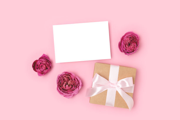 贺卡模型，礼品盒和玫瑰花。图片下载