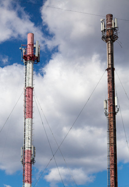 蜂窝通信设备安装在上面的高架管道。移动天线。无线电塔。旧的和新的图片下载